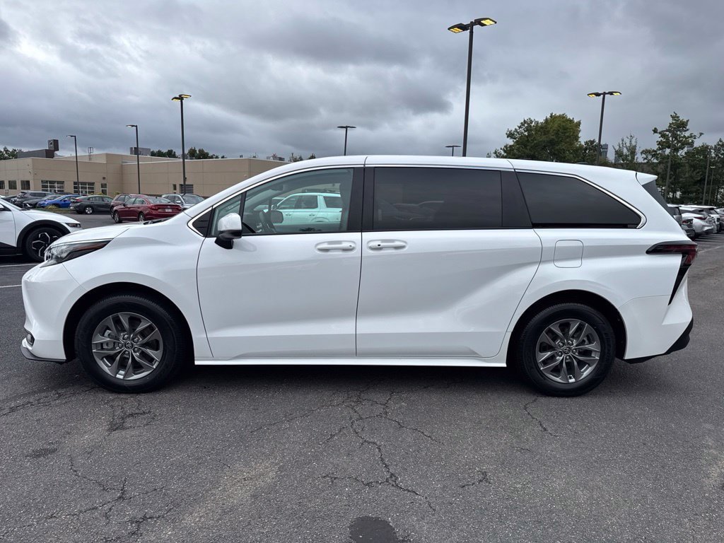 Used 2026 Toyota Sienna LE FWD image 3
