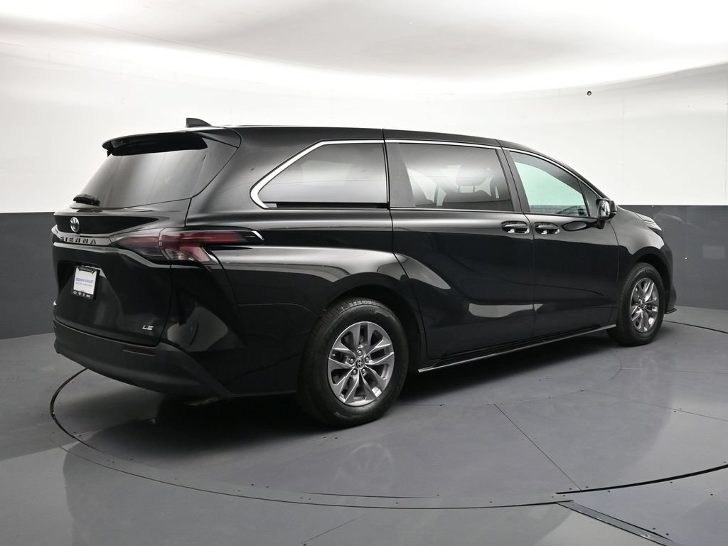 Used 2025 Toyota Sienna LE AWD/4WD image 5