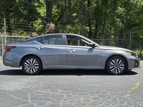 Used 2025 Nissan Altima 2.5 SV FWD image 6