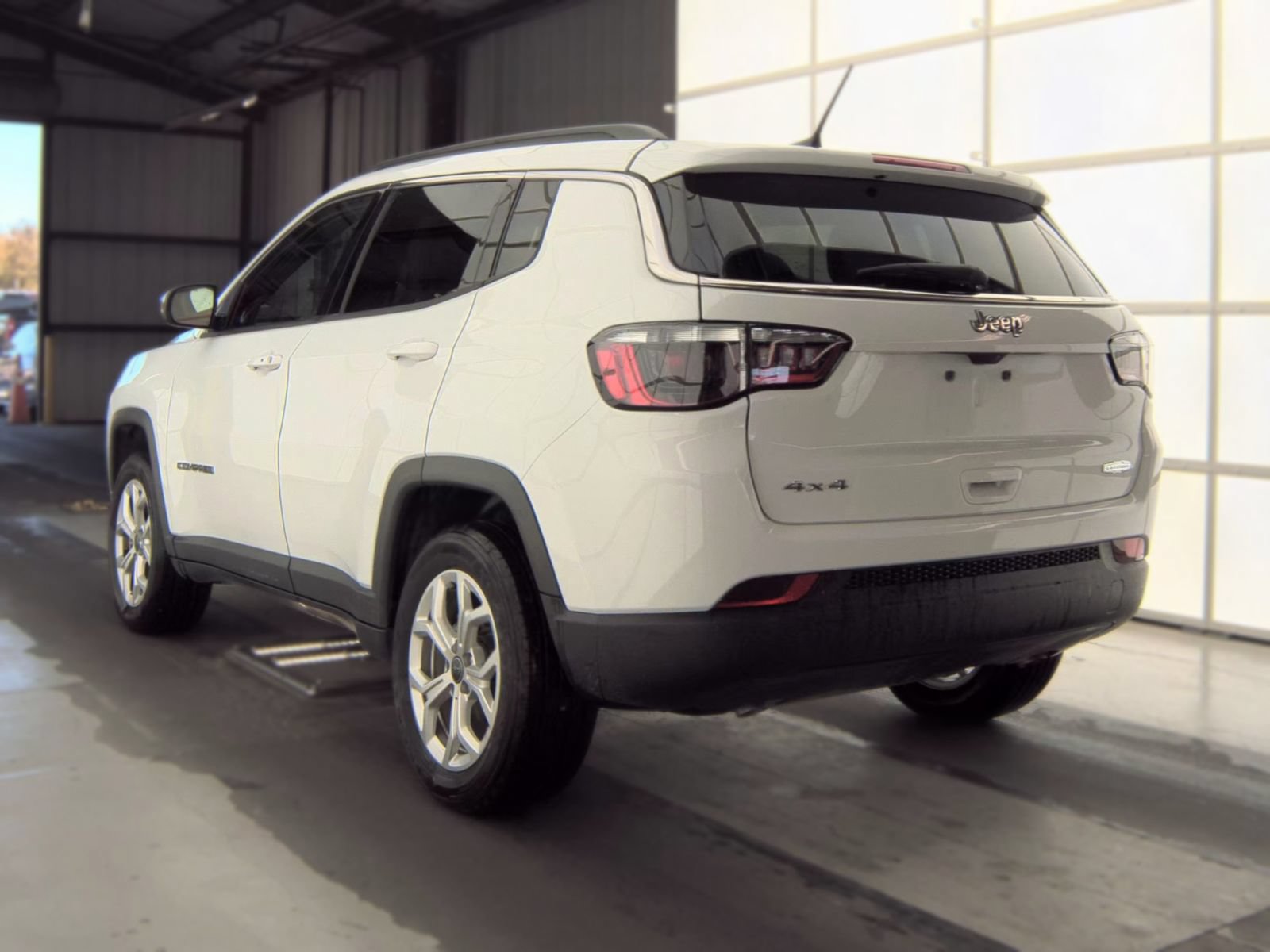 Used 2025 Jeep Compass Latitude w/ Sun & Sound Group AWD/4WD image 6