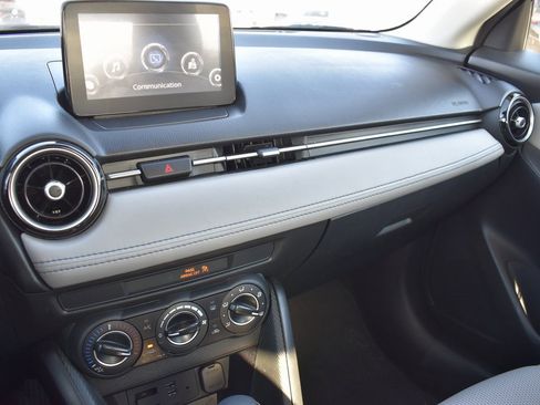 Used 2019 Toyota Yaris L image 12