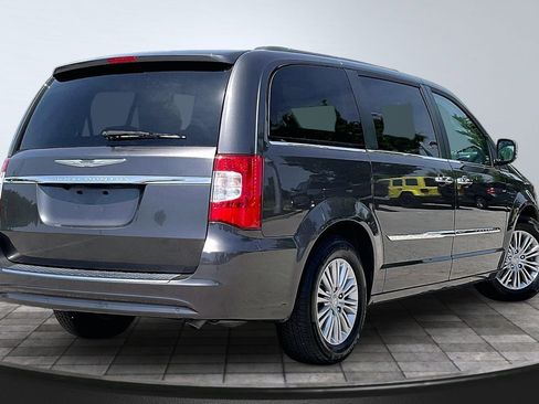 Used 2016 Chrysler Town & Country Touring-L w/ Driver Convenience Group FWD image 2