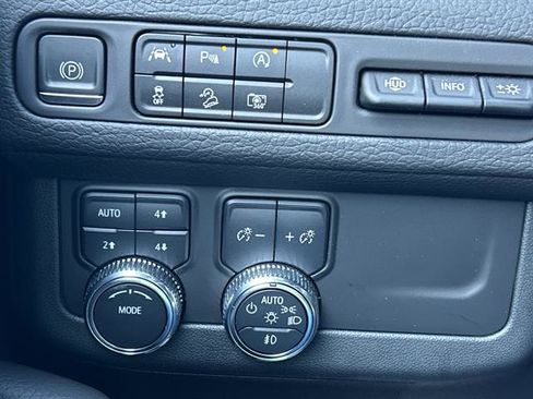 Used 2024 GMC Yukon XL Denali image 17