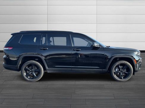 Used 2023 Jeep Grand Cherokee L Laredo image 3