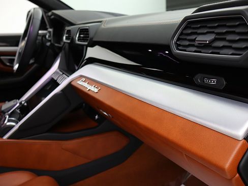 Used 2019 Lamborghini Urus AWD/4WD image 35