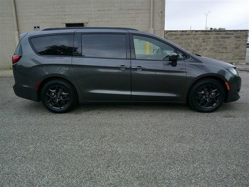 Used 2018 Chrysler Pacifica Touring-L Plus w/ S Appearance Package FWD image 6