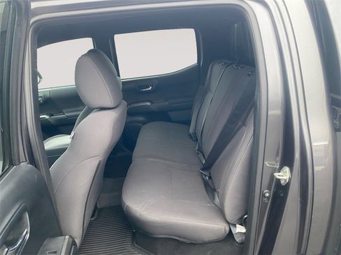 Used 2017 Toyota Tacoma TRD Sport w/ Tow Package (A/T) image 13