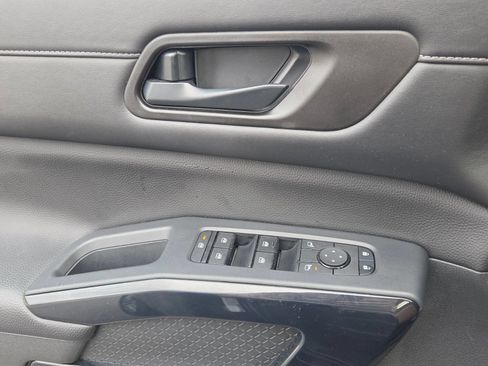Used 2025 Nissan Pathfinder SV FWD image 29
