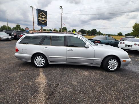 Used 2000 Mercedes-Benz E 320 4MATIC Wagon image 2