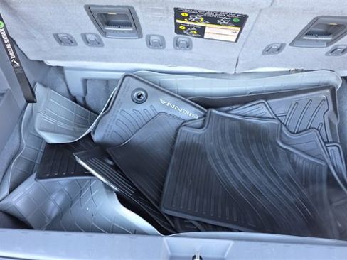 Used 2020 Toyota Sienna Limited image 10