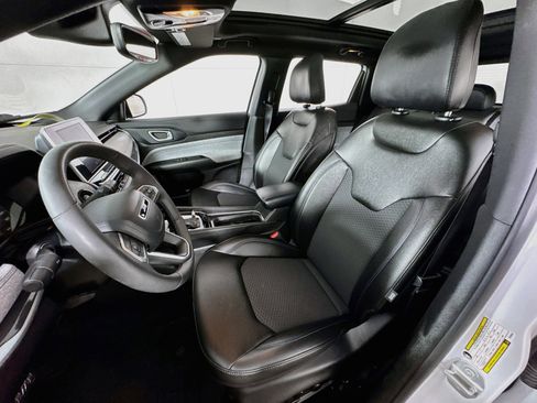 Used 2025 Jeep Compass Latitude w/ Sun & Sound Group AWD/4WD image 14