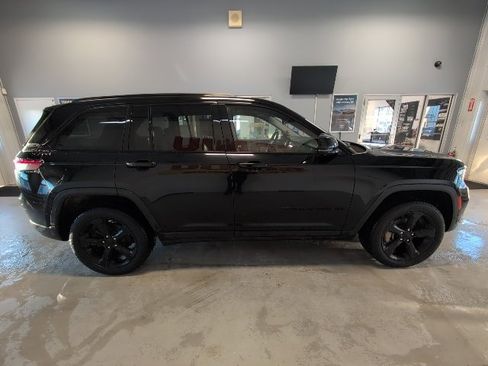 Used 2023 Jeep Grand Cherokee Limited w/ Luxury Tech Group II image 6