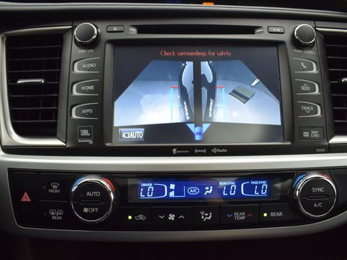 Used 2019 Toyota Highlander Limited Platinum AWD/4WD image 25