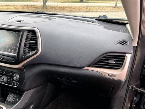 Used 2018 Jeep Cherokee Limited image 16