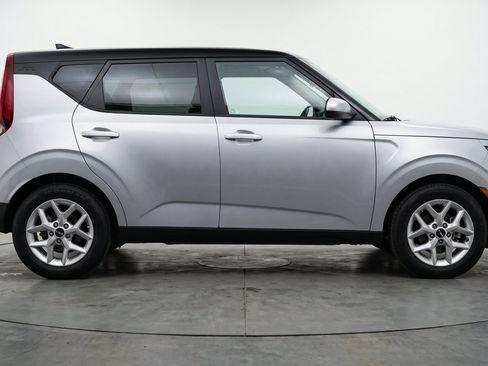Used 2025 Kia Soul LX w/ LX Technology Package FWD image 11