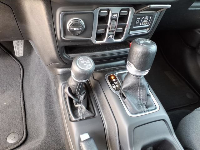 Used 2025 Jeep Wrangler Unlimited Sahara AWD/4WD image 27