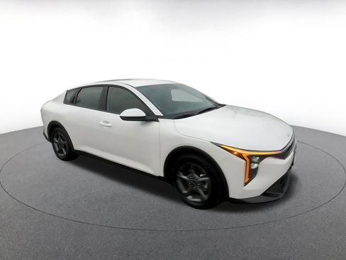 Used 2025 Kia K4 LXS image 2