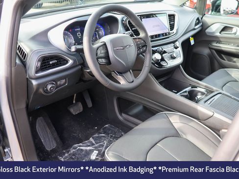 New 2026 Chrysler Pacifica Limited image 4