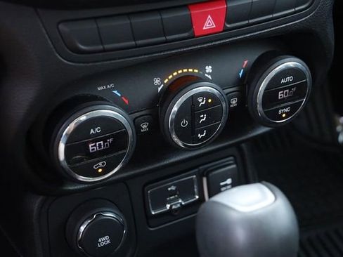 Used 2015 Jeep Renegade Latitude w/ Popular Equipment Group image 17