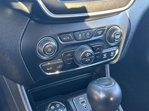 Used 2021 Jeep Cherokee Trailhawk image 24