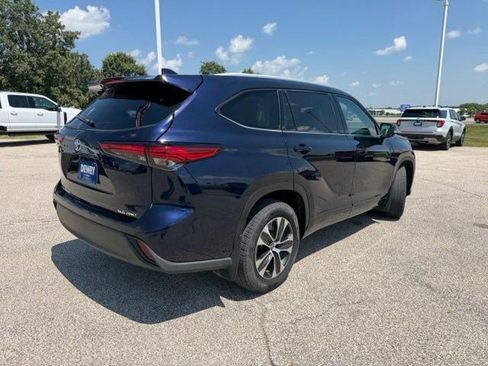 Used 2022 Toyota Highlander XLE AWD/4WD image 9