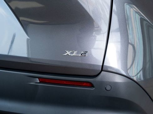 Used 2025 Toyota Sienna XLE image 11