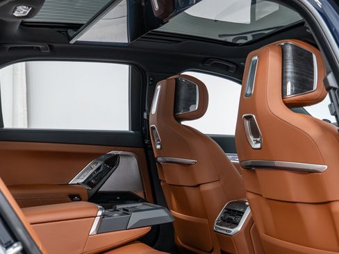 Used 2025 BMW 760i xDrive w/ Executive Package image 27