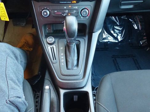 Used 2017 Ford Focus SE FWD image 32