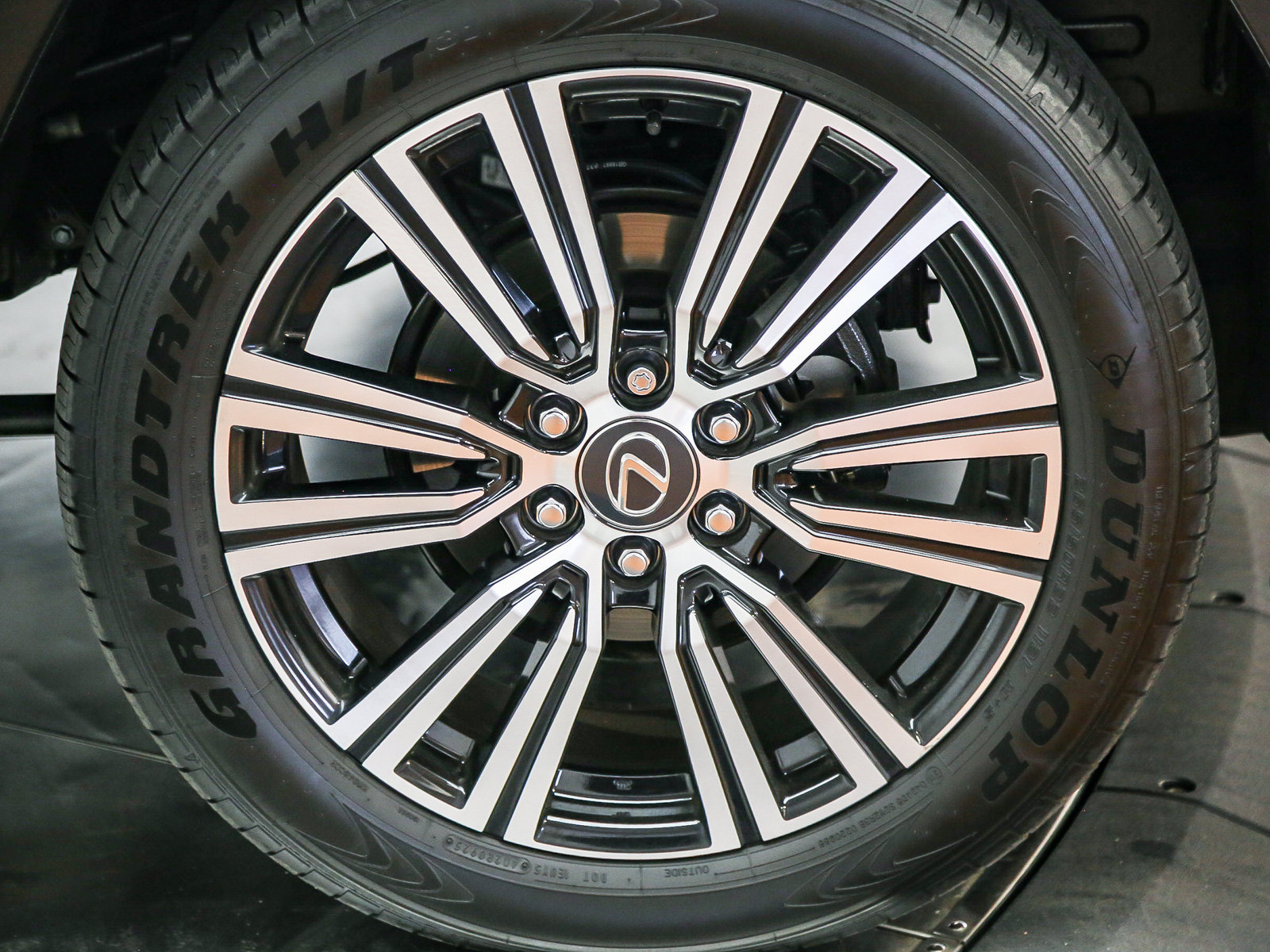 Used 2025 Lexus LX 600 4WD w/ Appearance Package image 10