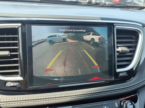 Used 2025 Chrysler Pacifica Limited FWD image 15