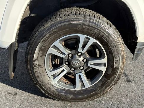 Used 2016 Toyota Tacoma TRD Sport w/ Towing Package image 25