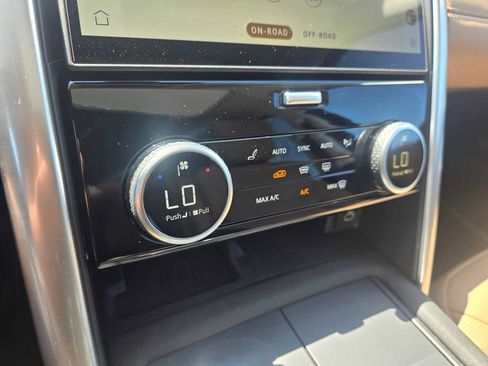 Used 2025 Land Rover Discovery Metropolitan Edition AWD/4WD image 31