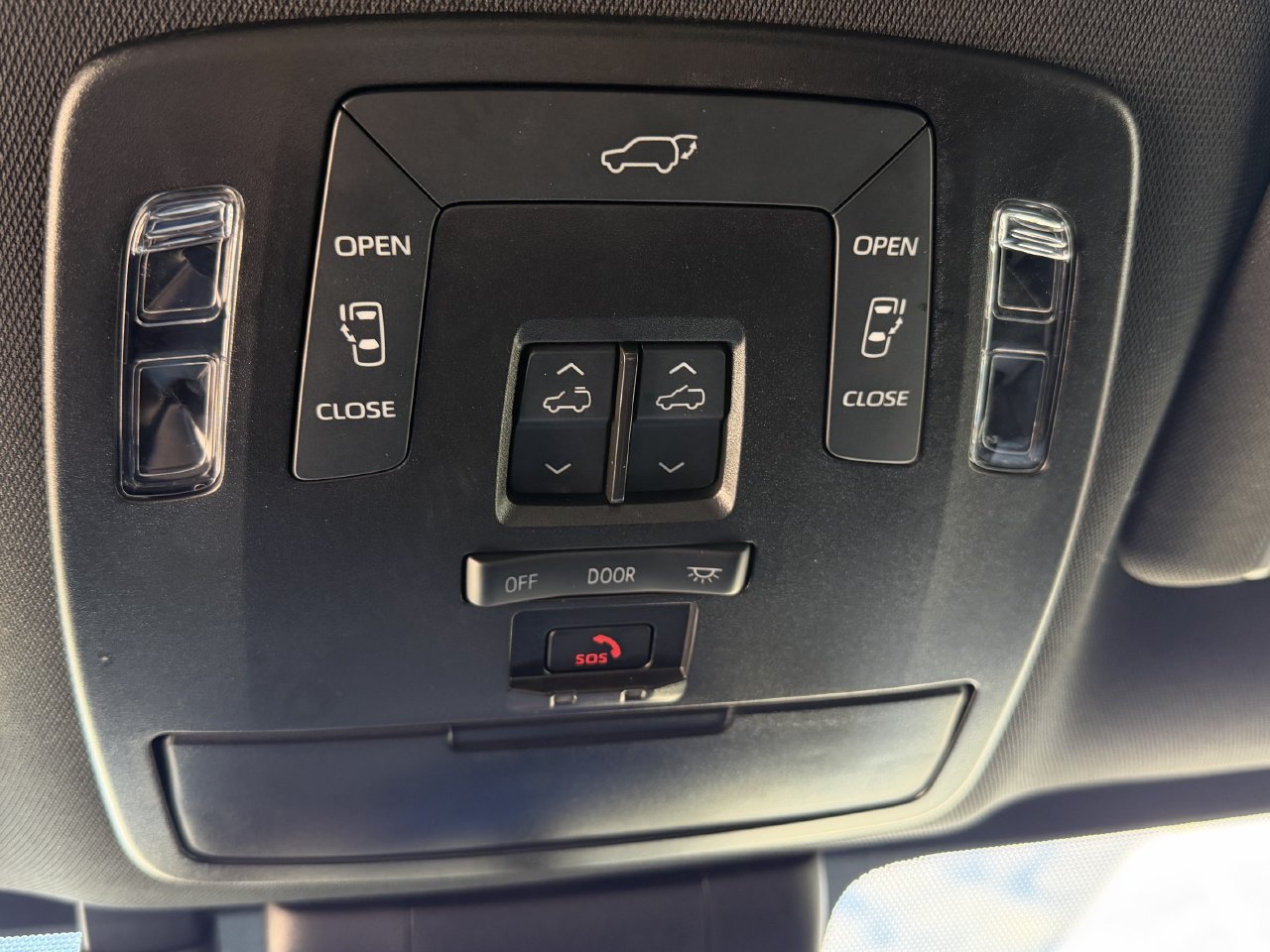 Used 2025 Toyota Sienna XSE w/ XSE Premium Package AWD/4WD image 19
