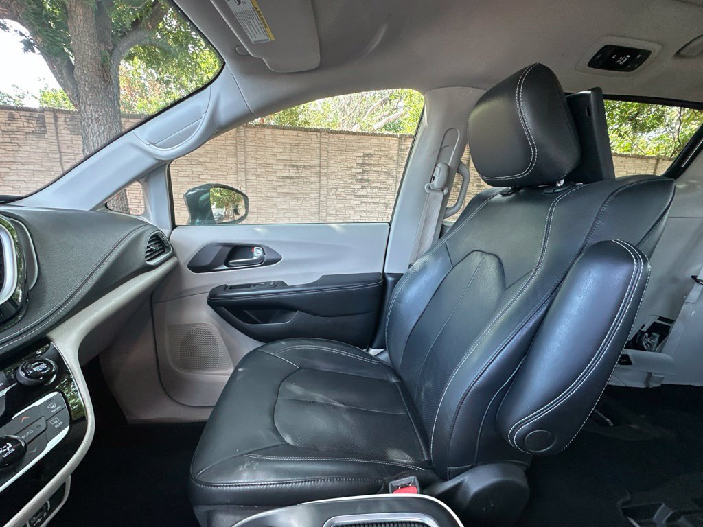 Used 2022 Chrysler Pacifica Touring-L w/ Uconnect Theater Family Group FWD image 31