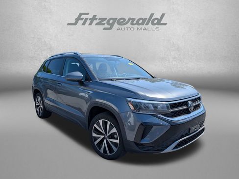 Used 2022 Volkswagen Taos SE FWD image 1