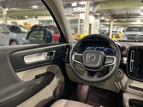 Used 2022 Volvo XC40 T5 Momentum AWD/4WD image 23