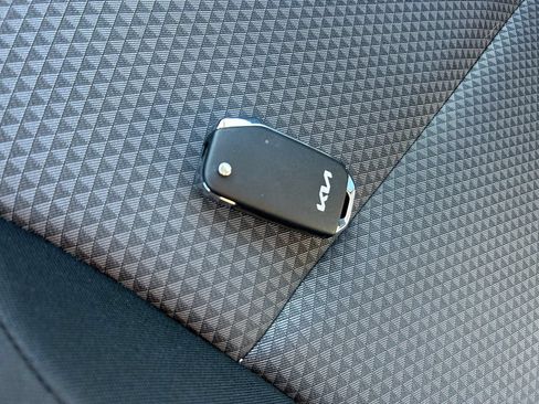 Used 2025 Kia Soul LX FWD image 33