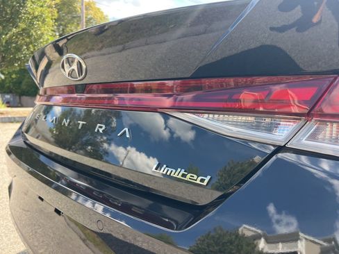 Used 2022 Hyundai Elantra Limited image 9