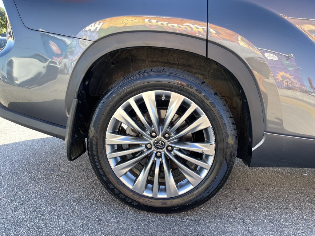 Used 2024 Toyota Highlander Platinum AWD/4WD image 12