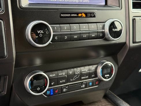 Used 2021 Ford Expedition Limited image 11