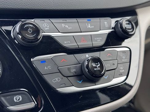 Used 2023 Chrysler Pacifica Touring-L FWD image 11