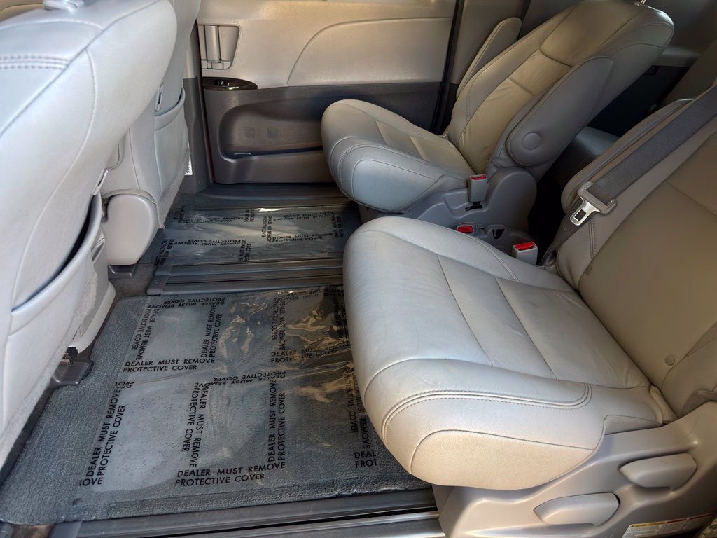 Used 2017 Toyota Sienna XLE Premium FWD image 19