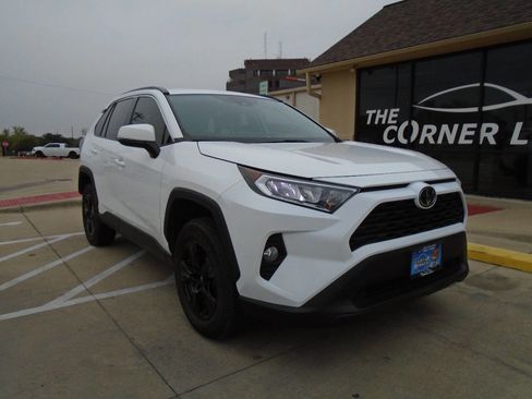 Used 2021 Toyota RAV4 XLE image 1