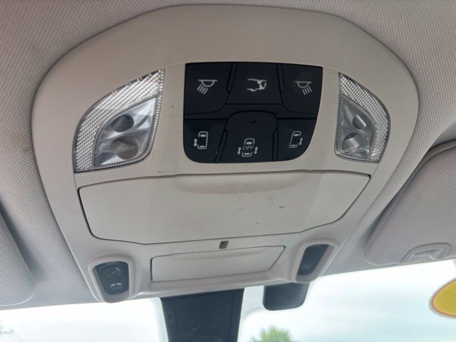 Used 2017 Chrysler Pacifica Limited w/ UConnect Theater Package FWD image 14