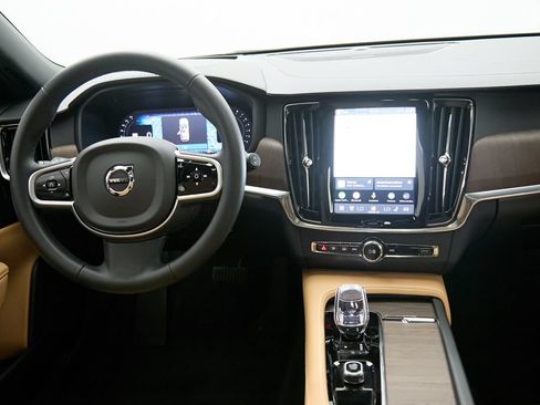 Certified 2025 Volvo V90 B6 Cross Country Ultra AWD/4WD image 28