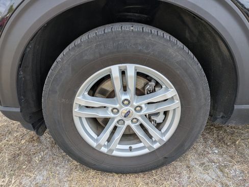 Used 2024 Ford Explorer XLT AWD/4WD image 11
