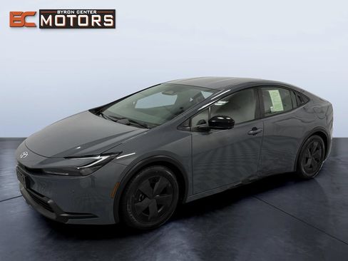 Used 2023 Toyota Prius LE FWD image 2
