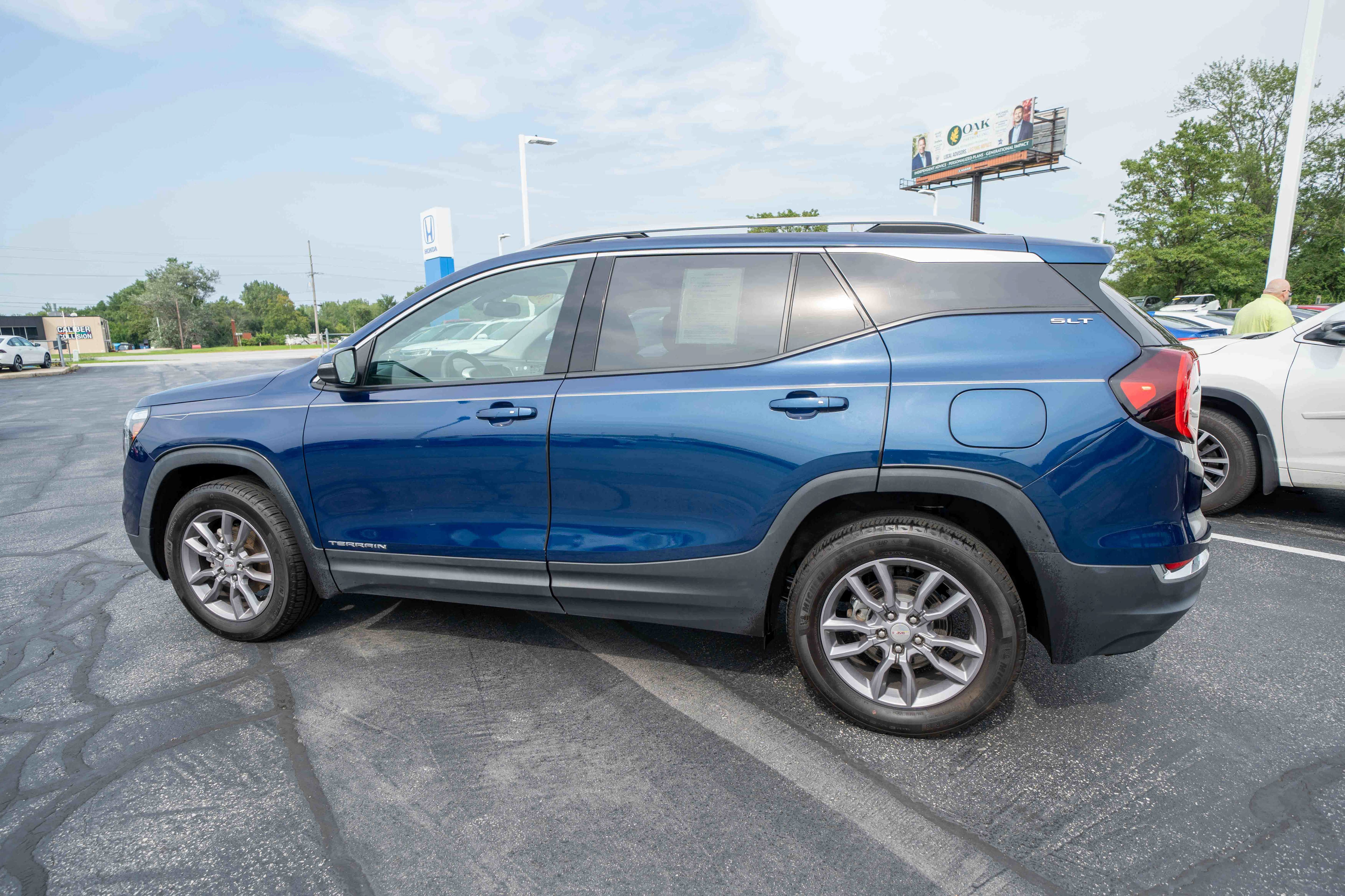 Used 2023 GMC Terrain SLT AWD/4WD image 4