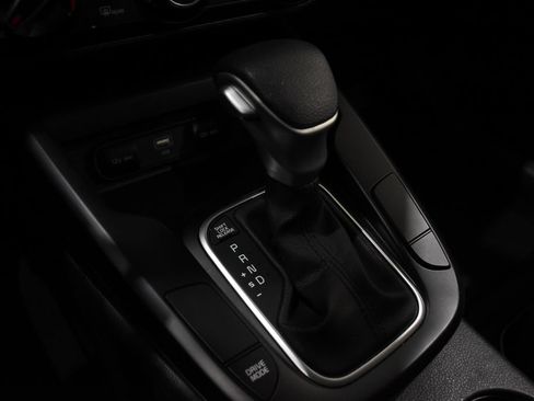 Used 2025 Kia Soul LX w/ LX Technology Package FWD image 25