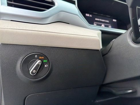 Used 2025 Volkswagen Taos SE image 20